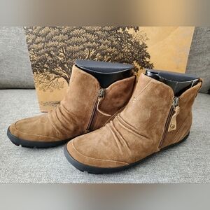 Cobb Hill Women's 5.5M Ankle Booties